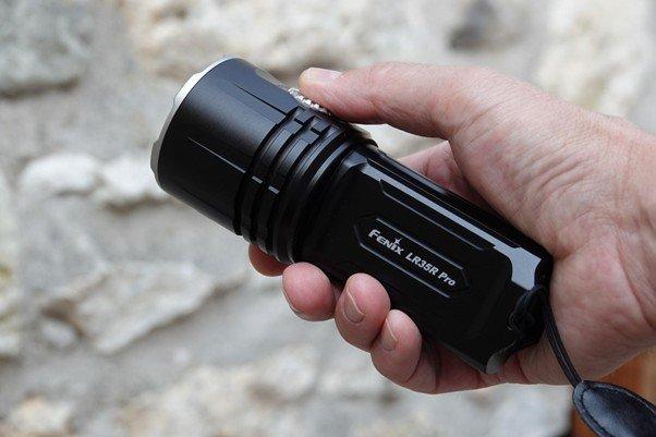 De Fenix LR35R Pro in de hand van Koen vd Jagt