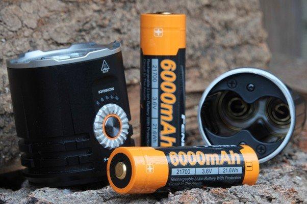 De Fenix LR35R Pro opengedraaid om de accu's te tonen