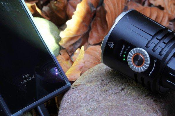 Hier wordt getoond dat men de lamp zelfs nog kan gebruiken terwijl je hem gebruikt als powerbank om je telefoon mee op te laden