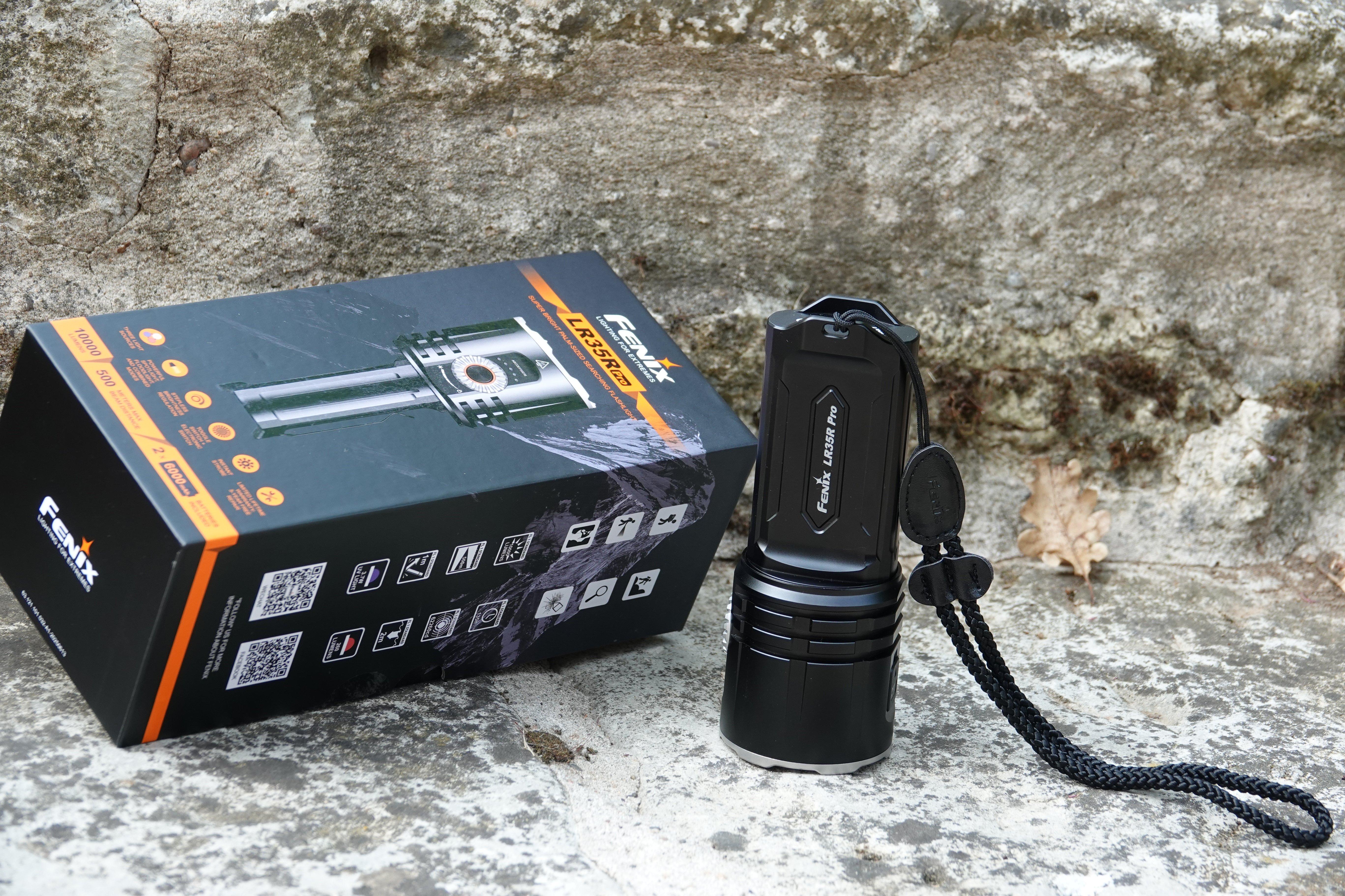 De Fenix LR35R Pro naast zijn verpakking