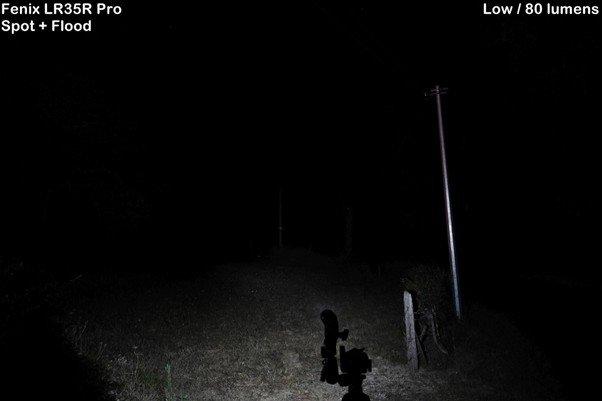 De "Spot" en "Flood" standen van de Fenix LR35R Pro gedemonstreerd op Low / 80 lumens