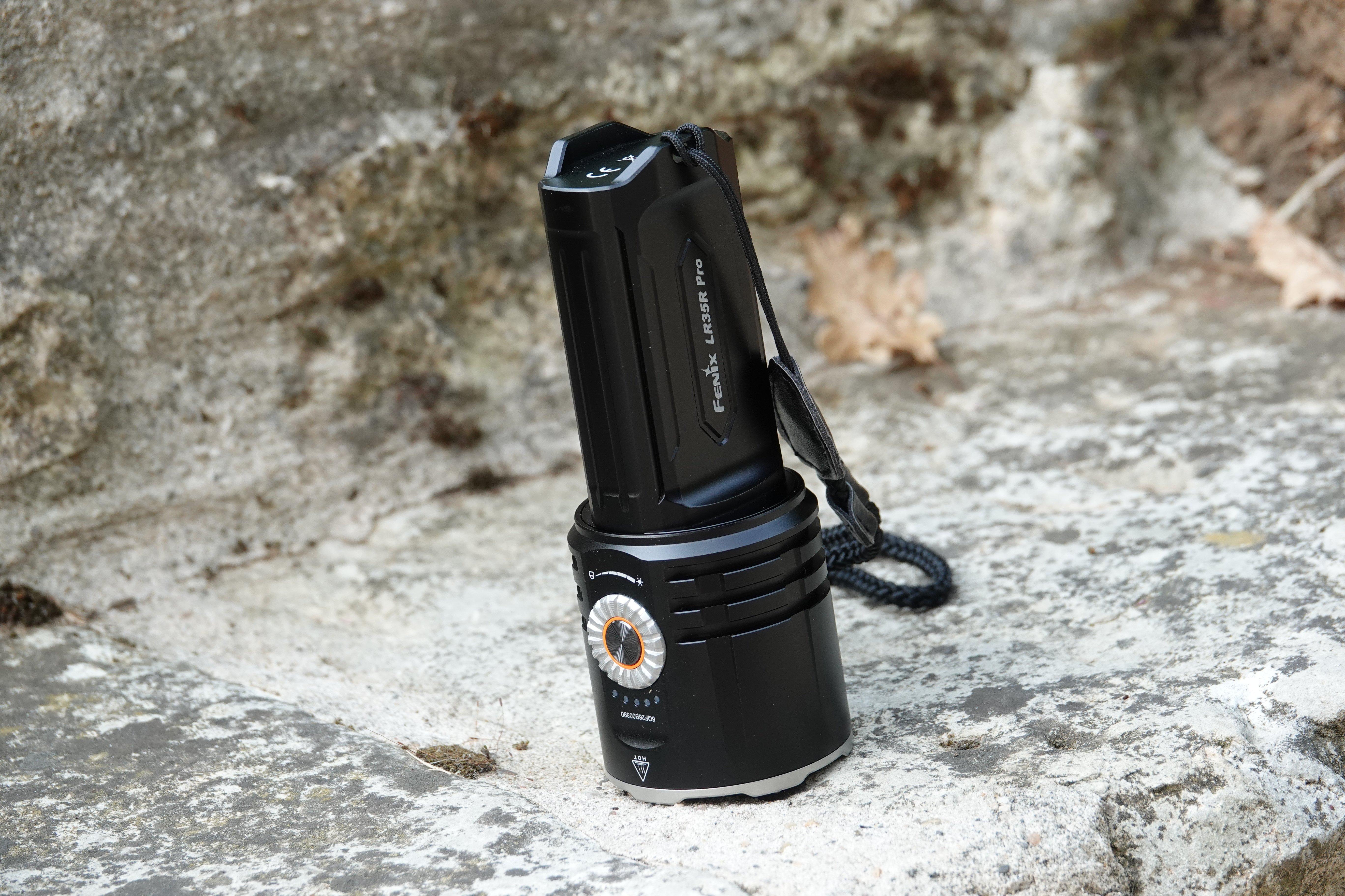 Fenix LR35R Pro tentoongesteld op een rots