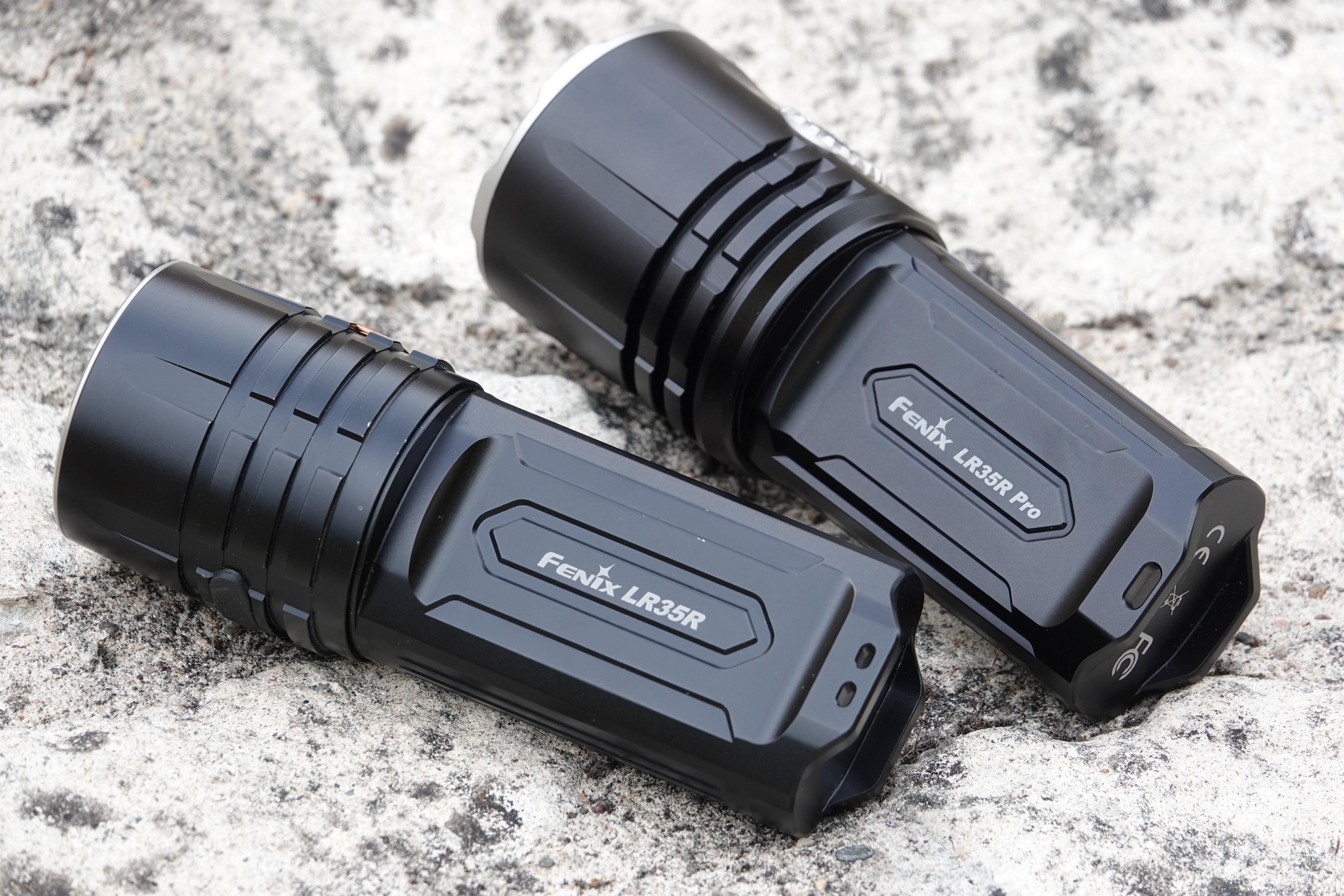De Fenix LR35R en de LR35R Pro naast elkaar ter vergelijking