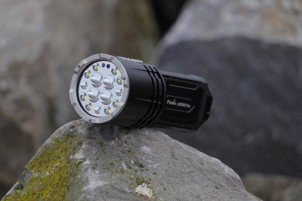 Vooraanzicht van de Fenix LR35R Pro, tentoongesteld op een steen