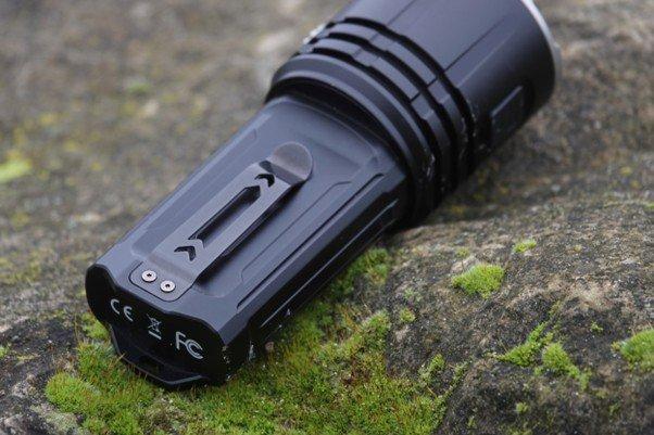 Achterkant van de Fenix LR35R Pro met pocketclip in beeld