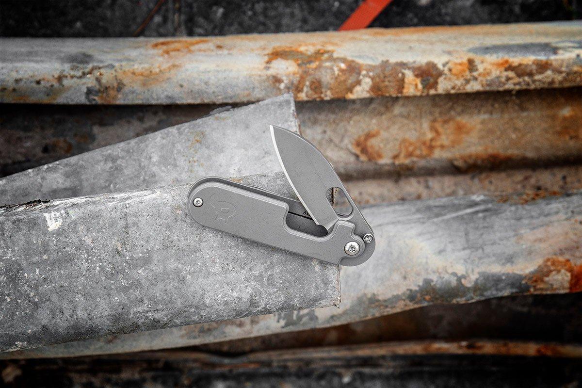 Einhändig zu öffnende EDC-Taschenmesser gem. § 42a