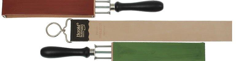 Tres asentadores Herold Solingen sobre un fondo blanco