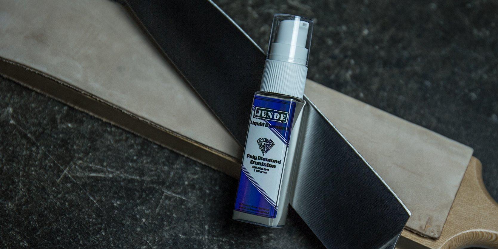 Una botellita de Jende Stropping Spray con un asentador en el fondo