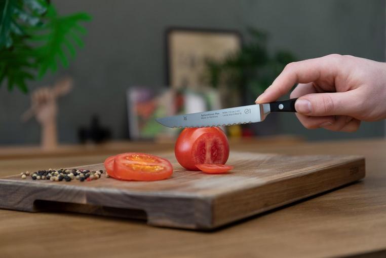 Pan y cuchillo sobre una tabla para cortar