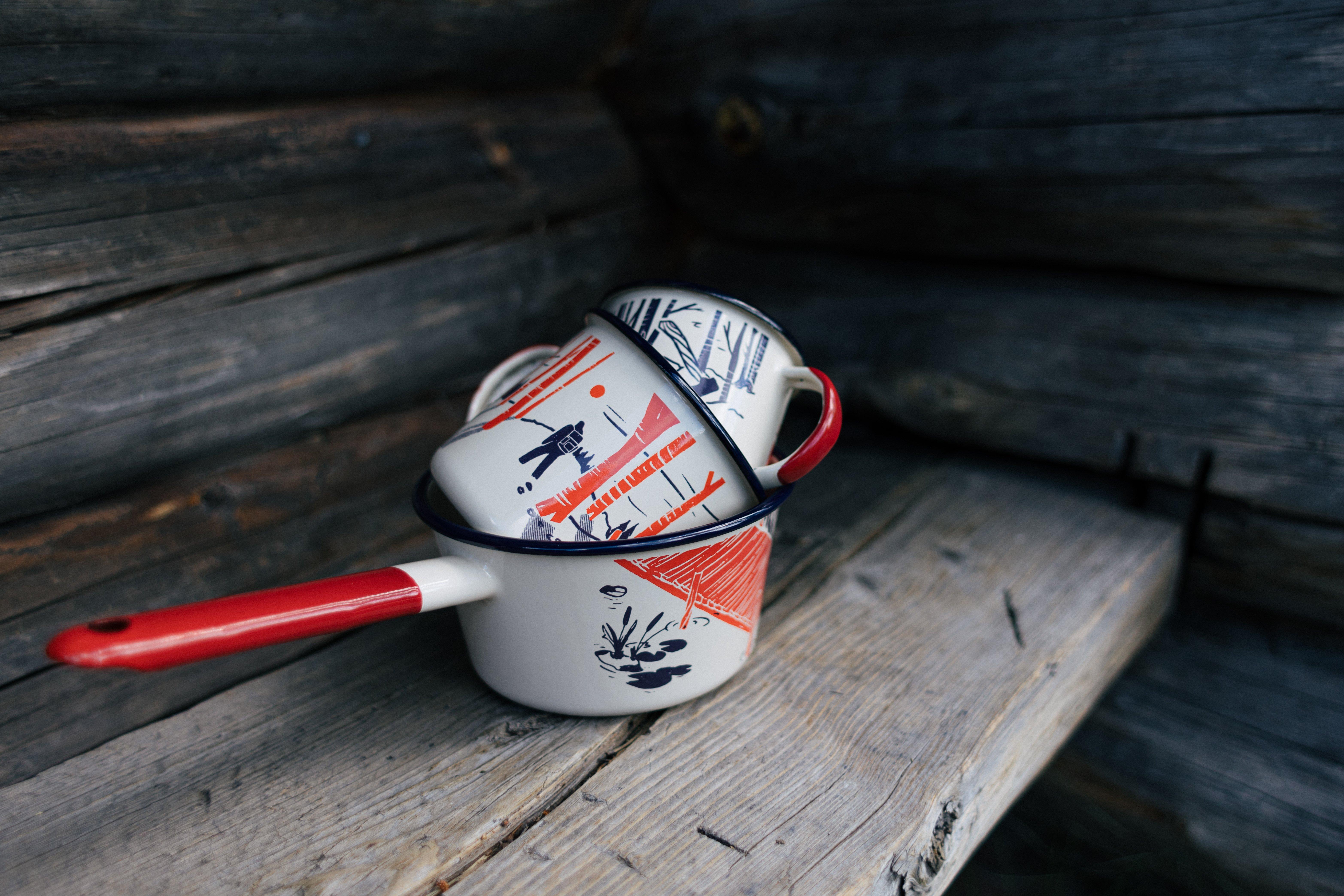 Jetzt erhältlich: Knivesandtools Emaillewaren, entworfen von Padraig Croke