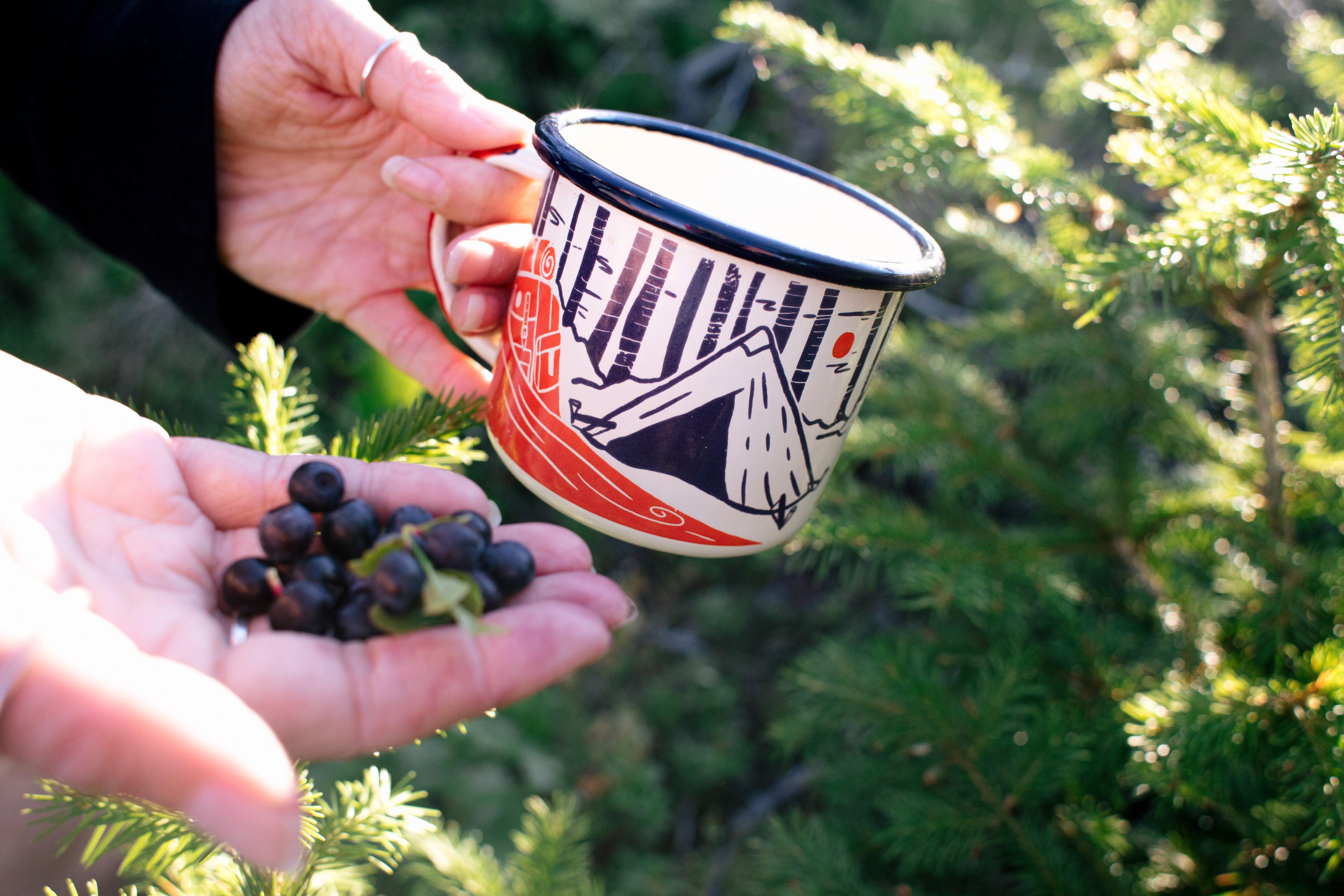 Taza esmaltada 2022 de Knivesandtools