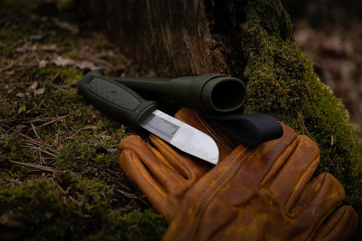 Mora Kansbol sobre musgo y guantes