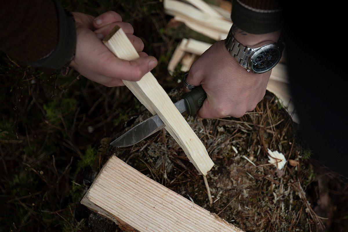 Couteau de bushcraft pour le travail du bois