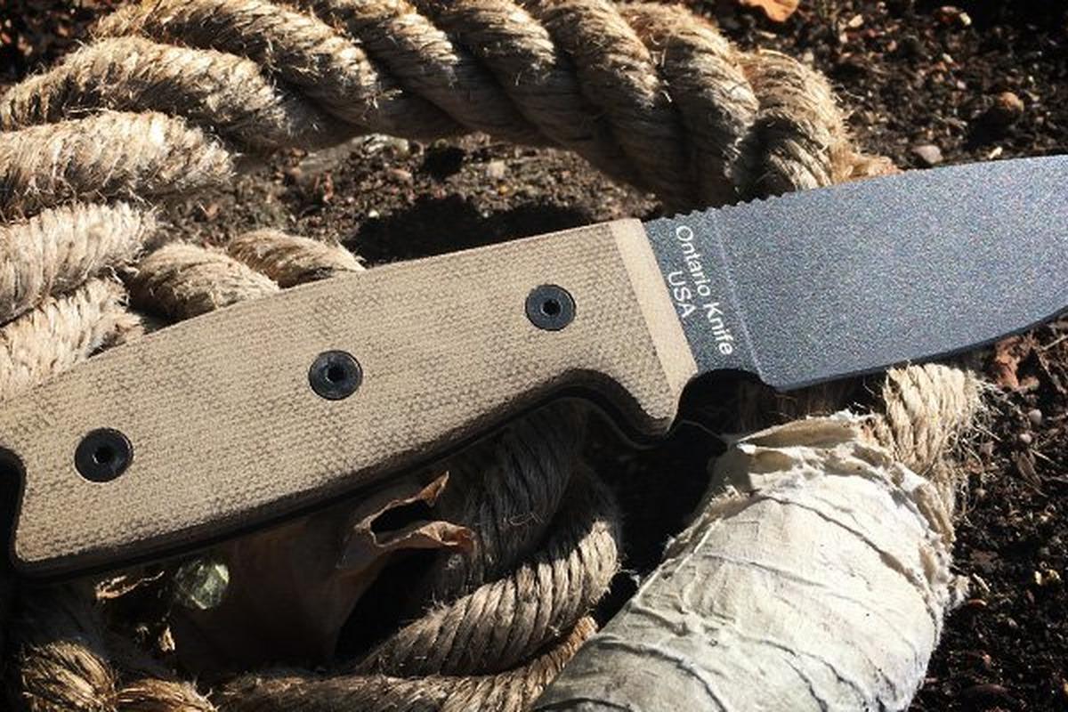 How do you choose a survival knife?