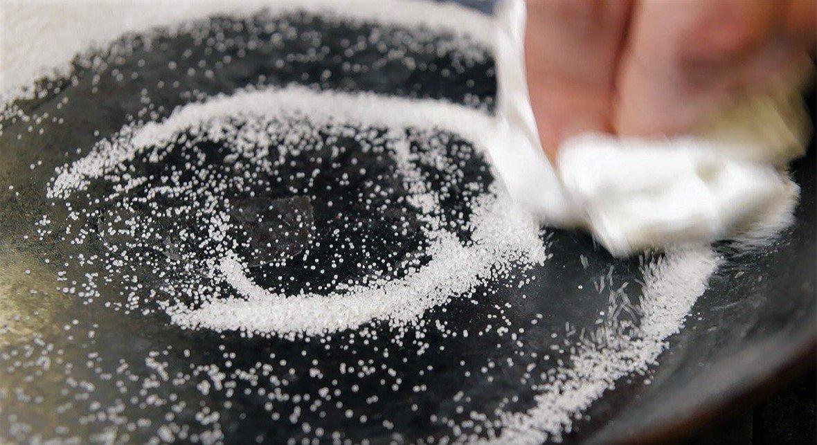 Wie reinigt man eine Eisenpfanne?