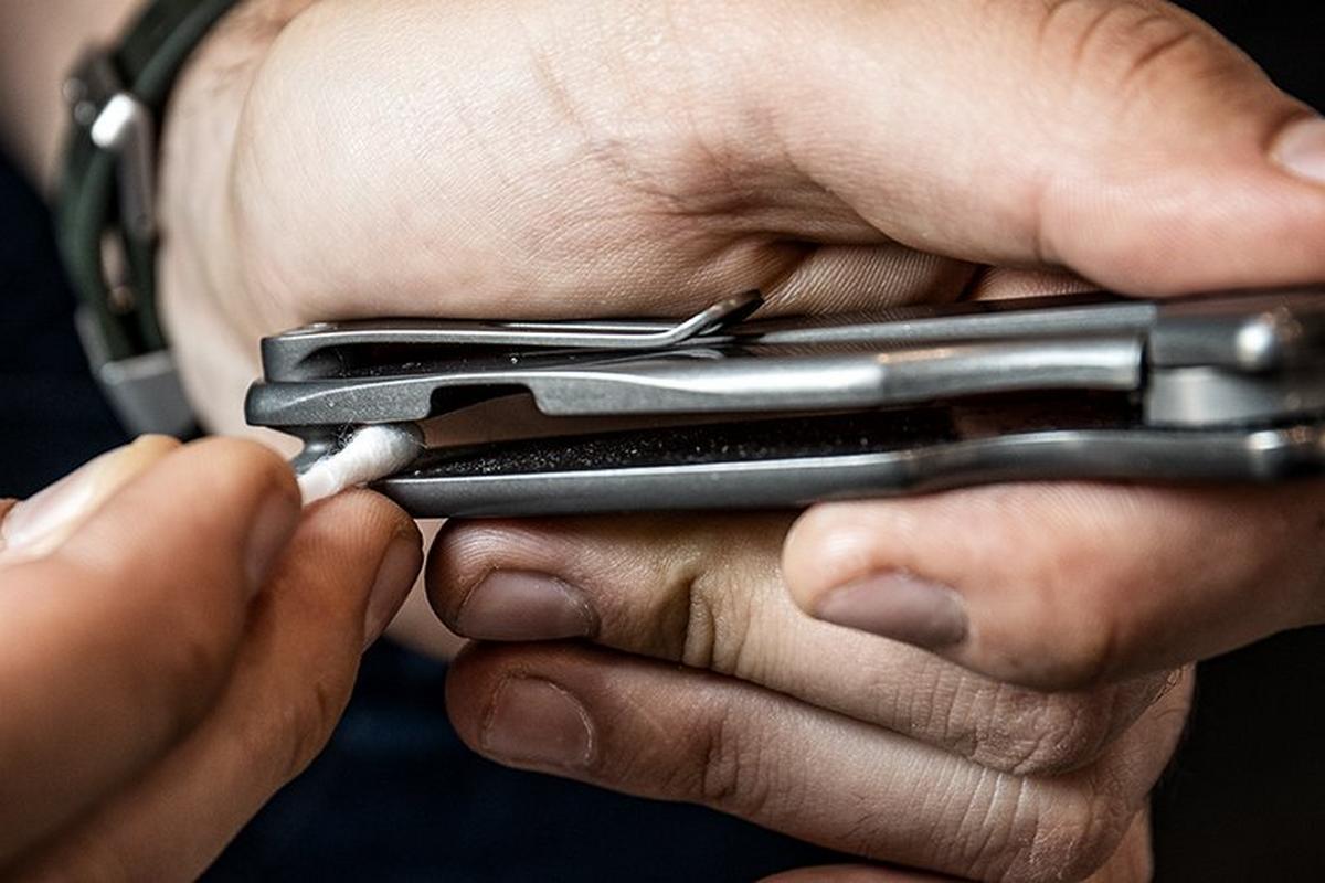 Wie pflegt man ein Taschenmesser, ohne es auseinander bauen zu müssen?