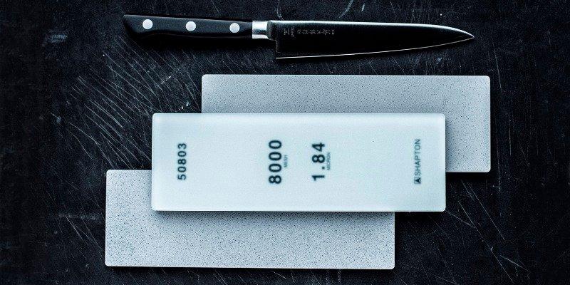 Una pietra Shapton Glass Stones HC di granulometria 8000 poggiata su altre due pietre