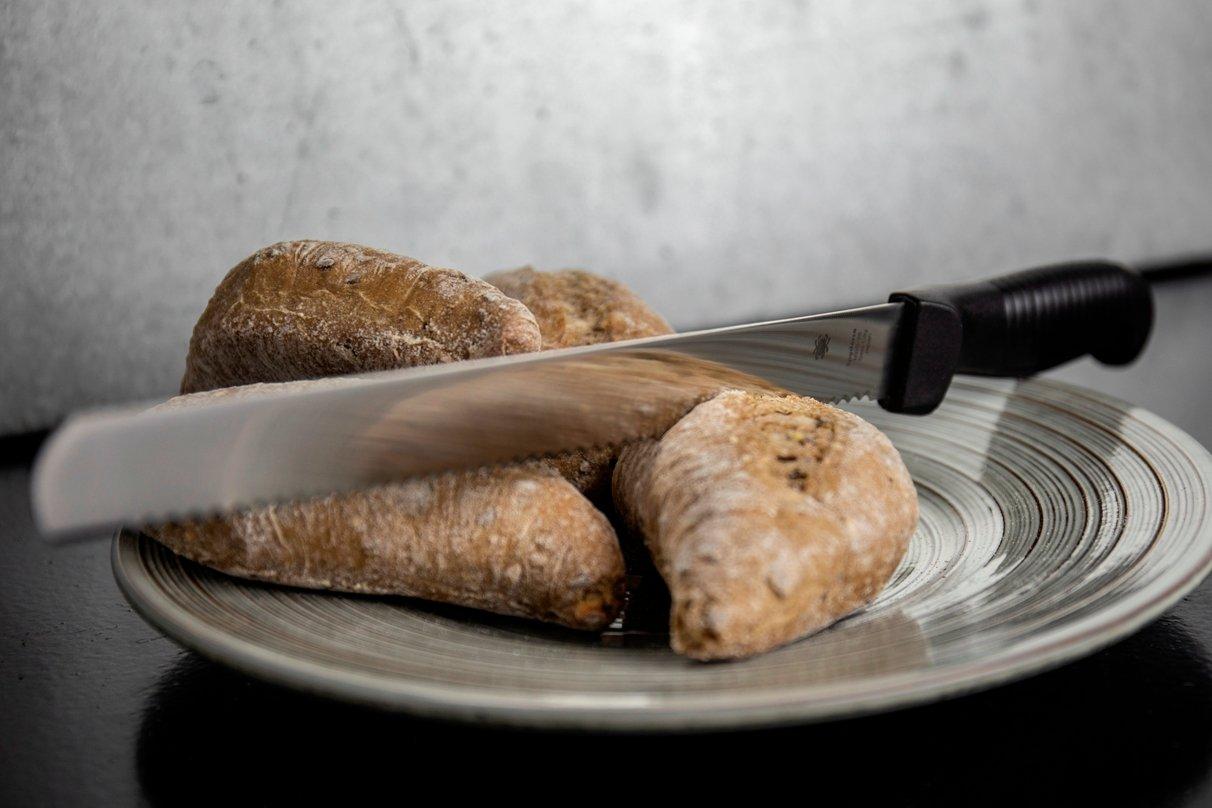 Coltello da pane - Tagliare il pane in modo ergonomico risparmiando  energia. - Mezzi ausiliari / Cucina e alimenti - Rheumaliga-Shop