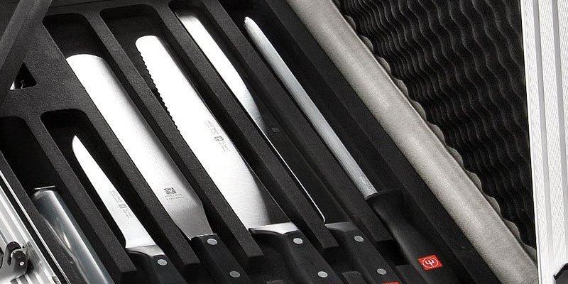 Ein Wüsthof Messerset mit einem Wetzstahl in der Nahaufnahme.