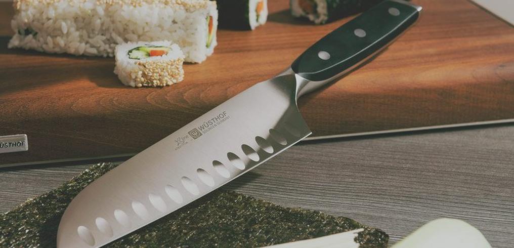 Helpen kuiltjes in een keukenmes tegen kleven bij het snijden?