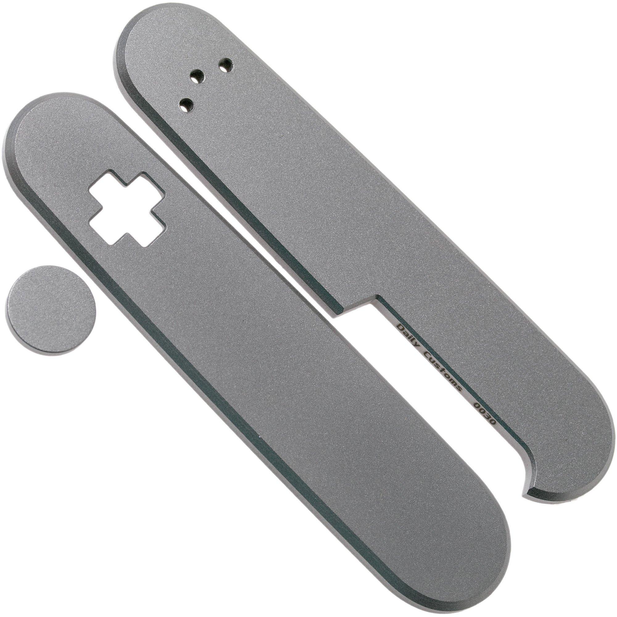 Daily Customs 91.3 Plain, Titanium P10012423 Victorinox Griffschalen